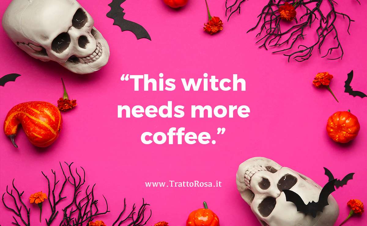 Frase in inglese per Halloween su sfondo rosa con teschi e zucche decorative: “This witch needs more coffee.” – citazione ironica per streghe amanti del caffè.