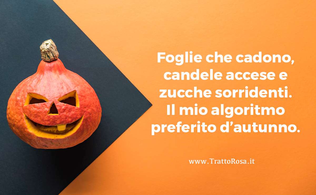 Zucca intagliata con sorriso buffo su sfondo arancione e nero, accanto alla frase “Foglie che cadono, candele accese e zucche sorridenti. Il mio algoritmo preferito d’autunno”