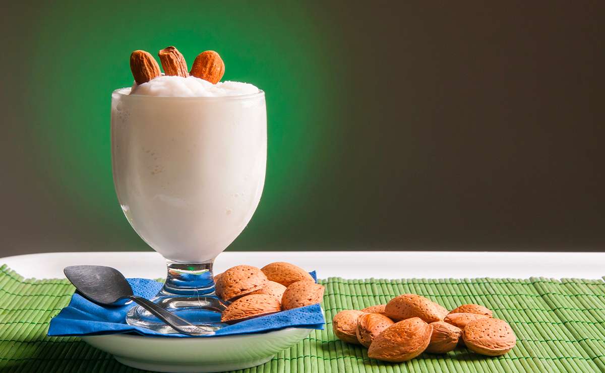 Granita siciliana alla mandorla servita in coppa con mandorle intere, tipico dolce rinfrescante dell’estate in Sicilia.
