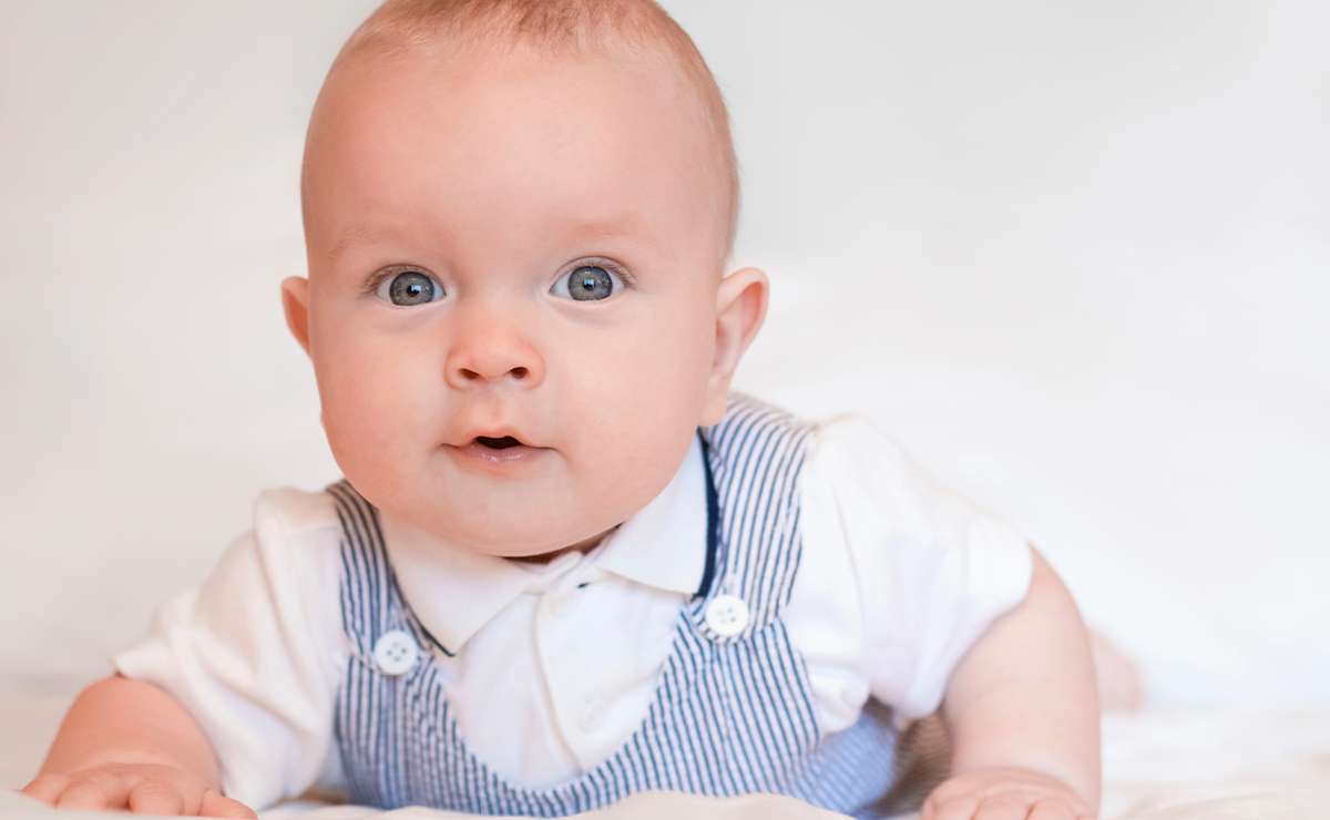 Bambino con occhi azzurri e salopette a righe