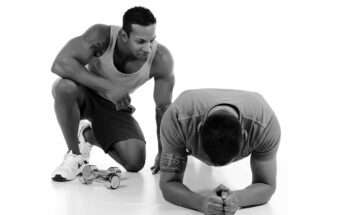 Due uomini eseguono esercizi di pilates