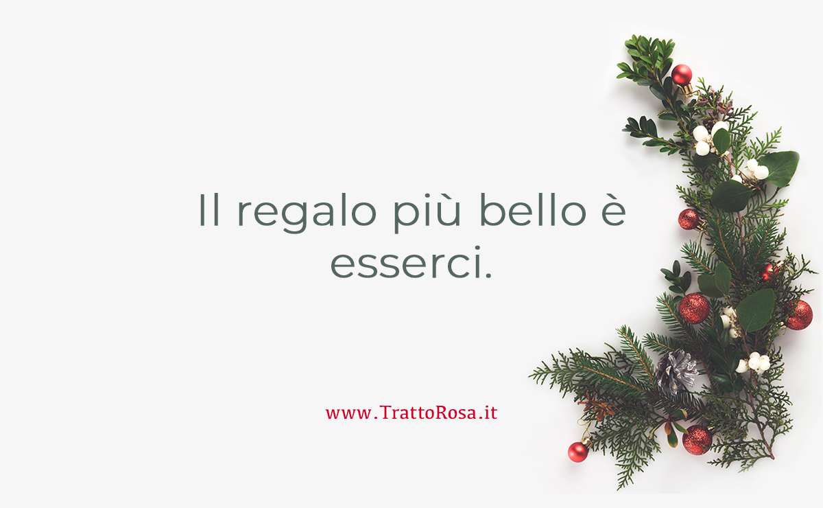 Frase breve di Natale con decorazione natalizia: “Il regalo più bello è esserci.” 