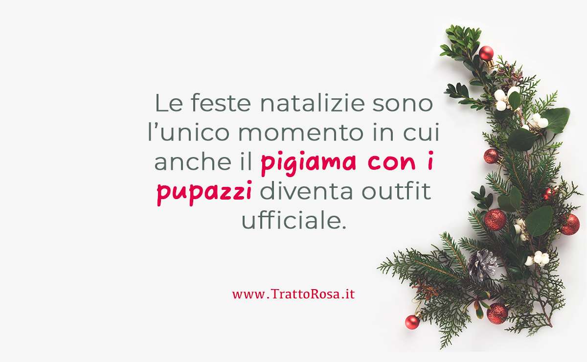 Frase divertente sul Natale con decorazione natalizia: “Le feste natalizie sono l’unico momento in cui anche il pigiama con i pupazzi diventa outfit ufficiale.” 