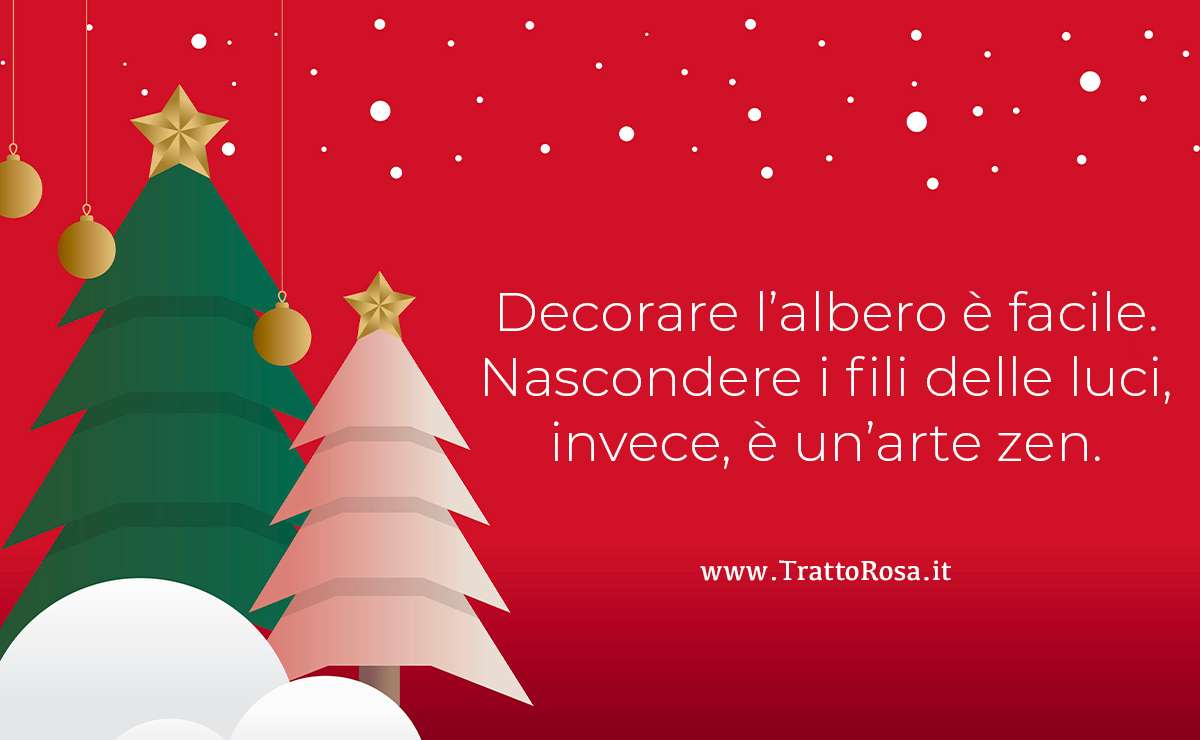 Frase divertente sull’albero di Natale con sfondo rosso e illustrazione di abeti decorati con palline e stelle dorate.