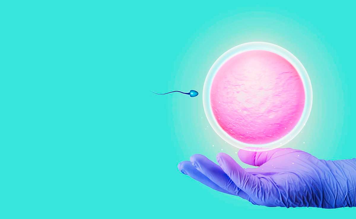 Mano con guanto medico che sorregge un ovulo illuminato, mentre uno spermatozoo si avvicina, simbolo di fecondazione assistita.
