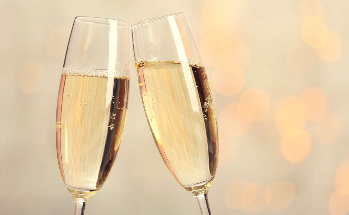 Due calici di spumante che si toccano in un brindisi elegante