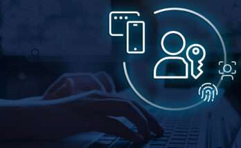 Mani su tastiera e icone digitali di sicurezza