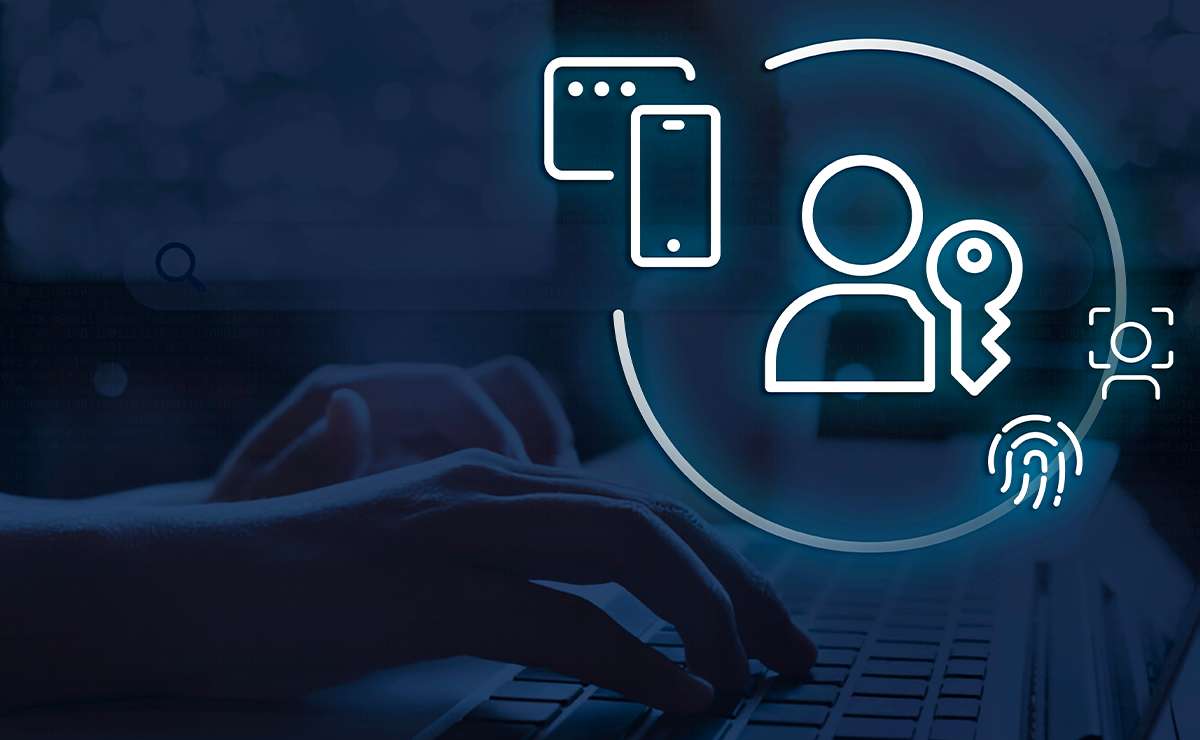 Mani su tastiera e icone digitali di sicurezza