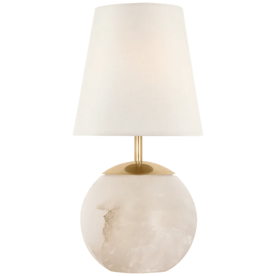 Lampada da tavolo elegante con base sferica in alabastro e dettagli dorati, paralume bianco a cono dal design raffinato e moderno.