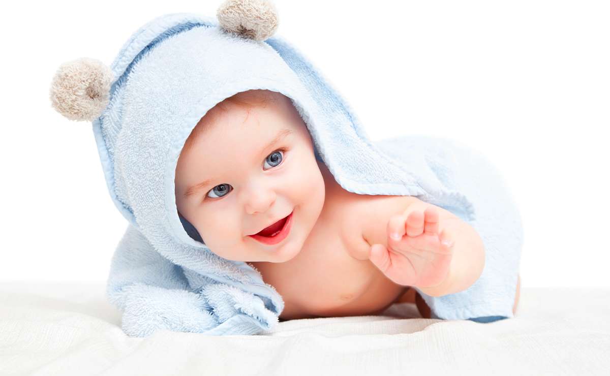 Neonato con asciugamano azzurro e cappuccio con orecchiette