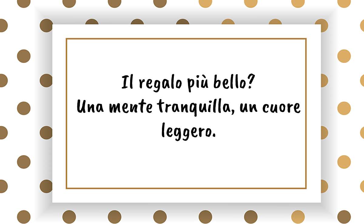Cartolina bianca con pois dorati e frase sulle festività: “Il regalo più bello? Una mente tranquilla, un cuore leggero.”