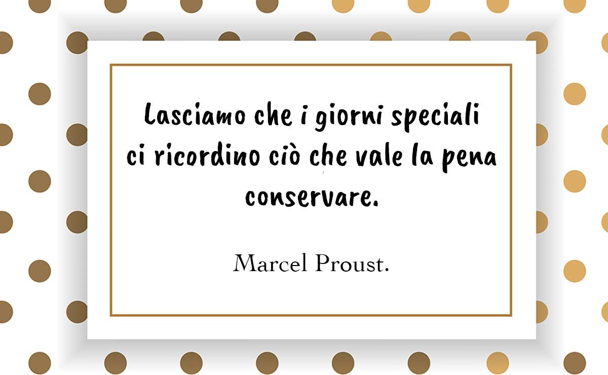 Citazione di Marcel Proust su una cartolina bianca con pois dorati dedicata ai giorni speciali e alle festività.