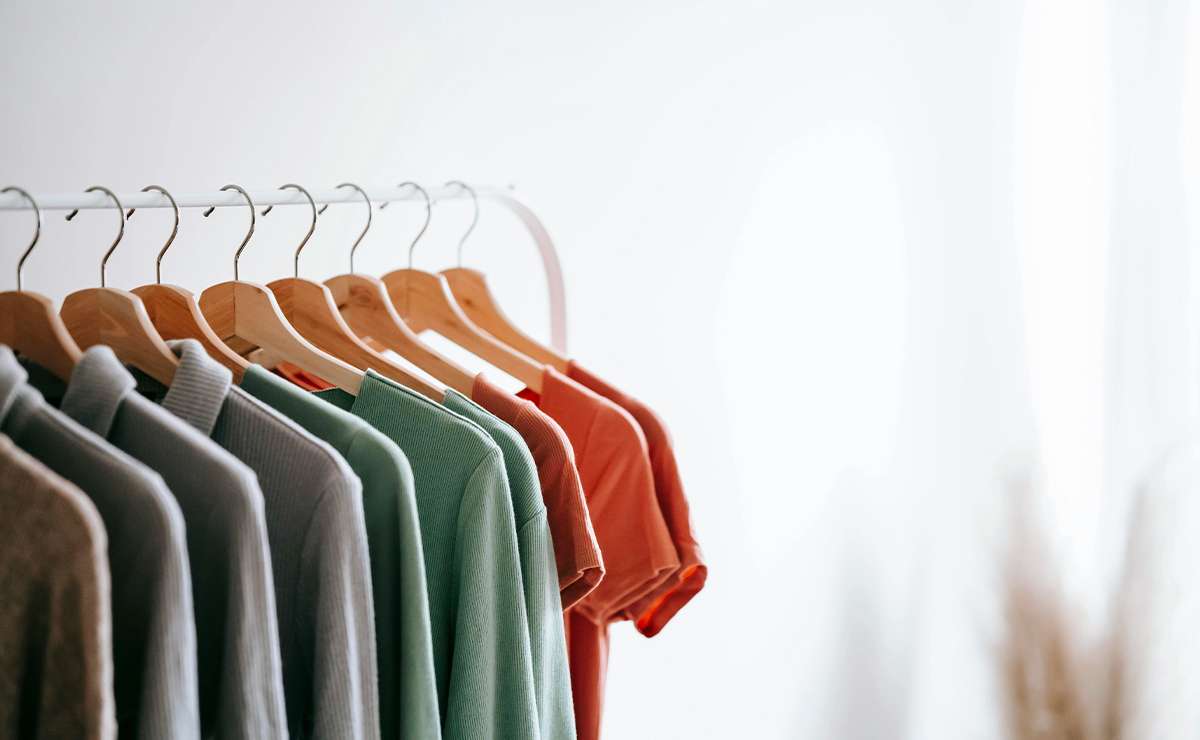 Capi di abbigliamento ordinati su appendini in legno