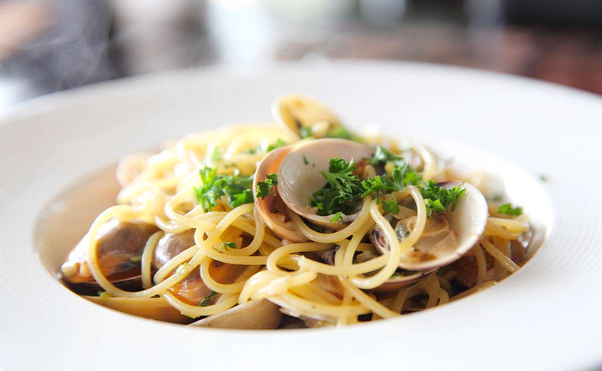 Piatto di spaghetti alle vongole con prezzemolo fresco
