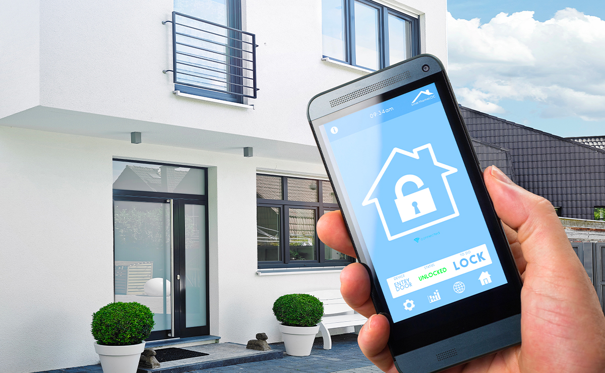 Smartphone con app di domotica per il controllo della sicurezza domestica