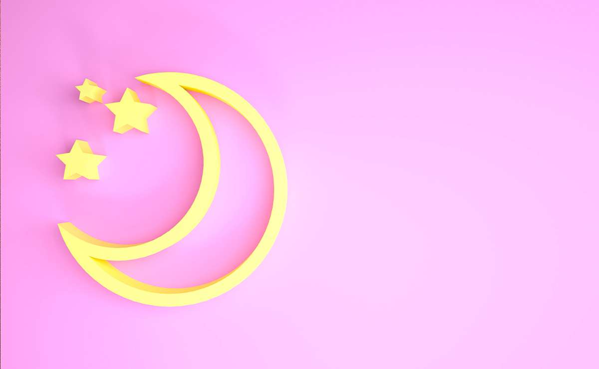 Illustrazione minimal con luna crescente e tre stelle gialle su sfondo rosa pastello, atmosfera serena e notturna ispirata alle frasi della buonanotte per i social.