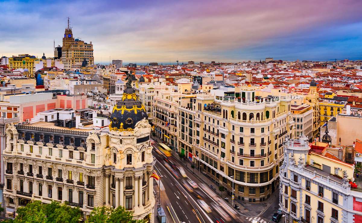 Veduta panoramica di Madrid al tramonto con la celebre Metropolis sulla Gran Vía