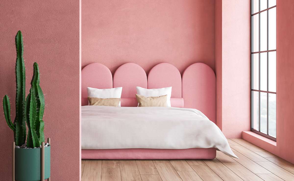 Camera da letto contemporanea con pareti rosa cipria