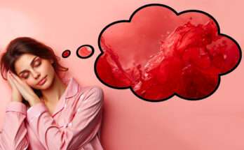 Donna che dorme su sfondo rosa con pigiama chiaro; accanto a lei una nuvola onirica raffigura un flusso rosso simbolico