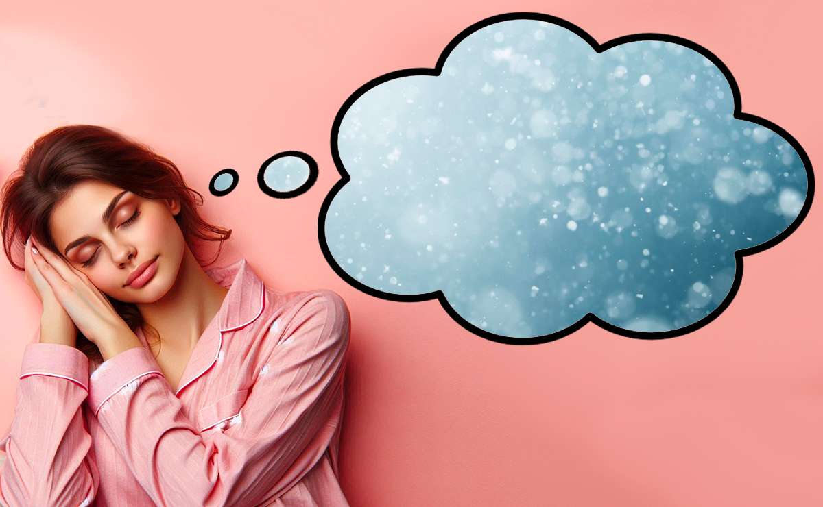 Donna che dorme con pigiama rosa, mentre una nuvola onirica mostra fiocchi di neve