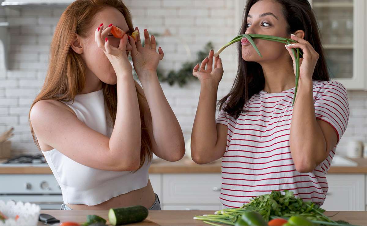 Due ragazze in cucina preparano le verdure