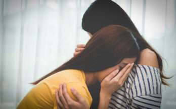 ragazza abbraccia amica che piange