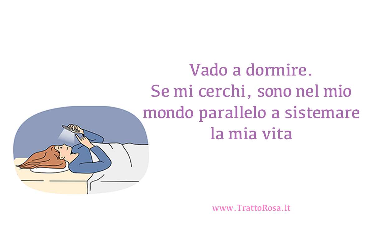Illustrazione di una ragazza a letto con il telefono in mano, accanto alla frase “Vado a dormire. Se mi cerchi, sono nel mio mondo parallelo a sistemare la mia vita”.