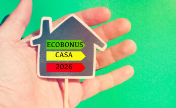 Mano che regge un cartoncino a forma di casa con la scritta “Ecobonus casa 2026”,
