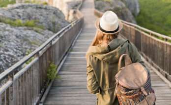 Donna di spalle con zaino in spalla