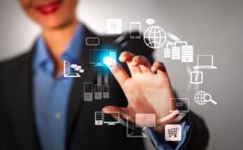 Donna in abito professionale interagisce con interfaccia digitale touch