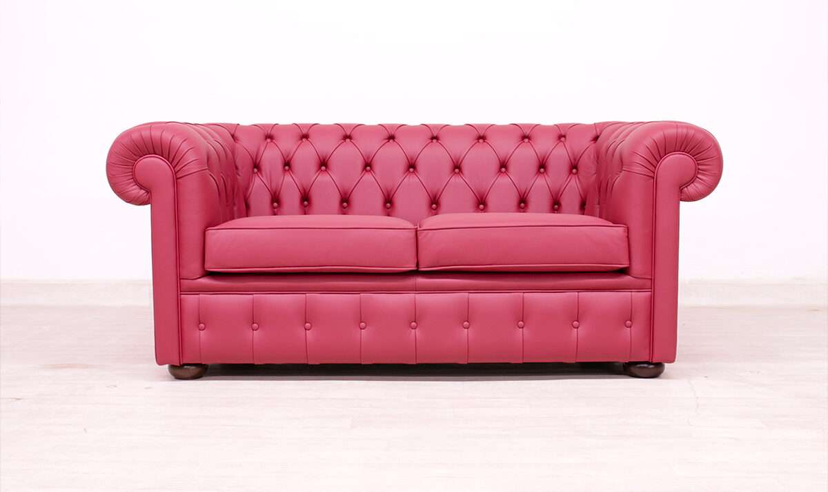 Divano Chesterfield in pelle rosa a due posti con lavorazione capitonné, modello elegante artigianale di VAMA Divani