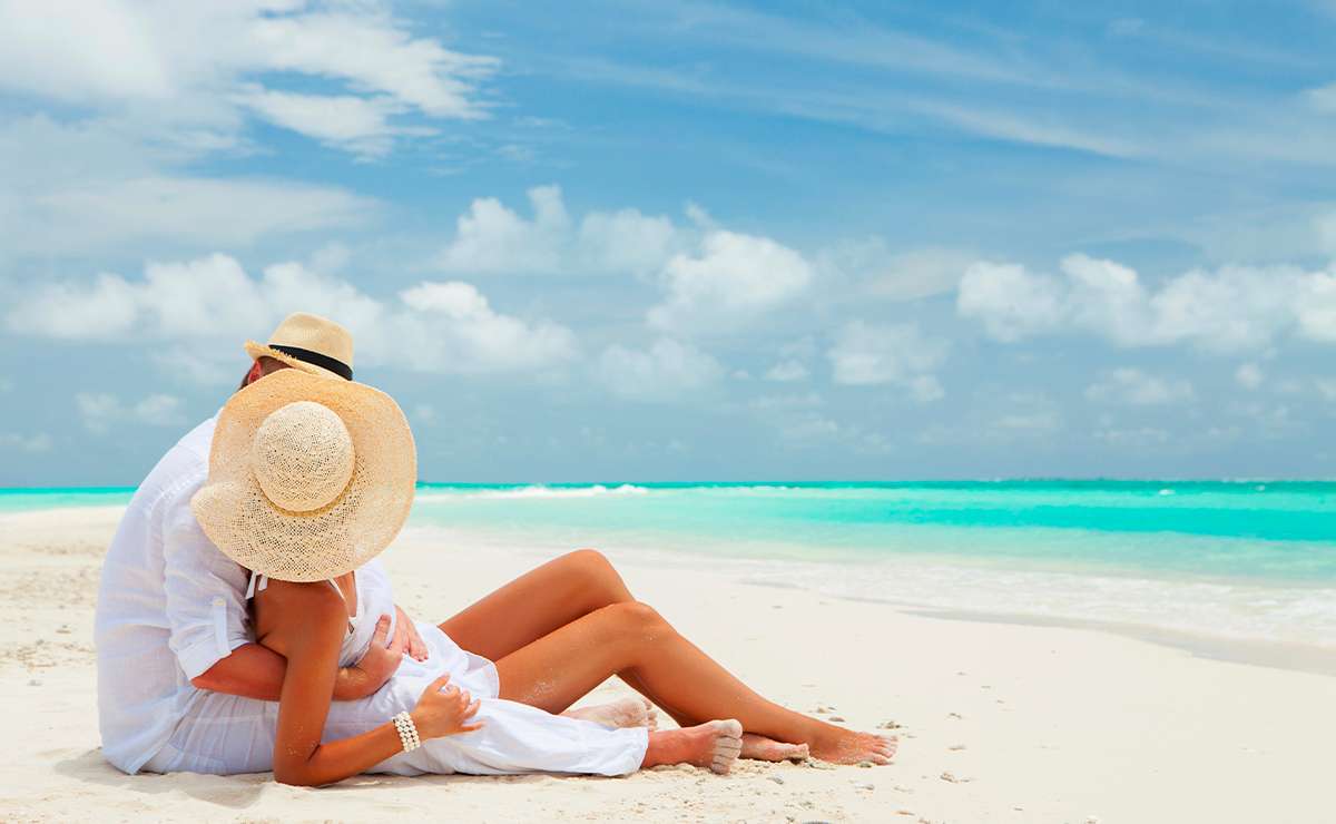 oppia seduta sulla sabbia di una spiaggia tropicale