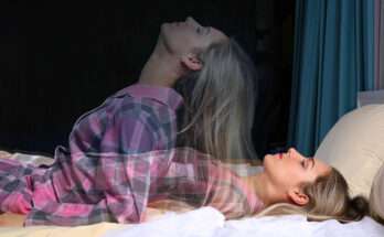 Donna a letto durante un episodio di paralisi del sonno