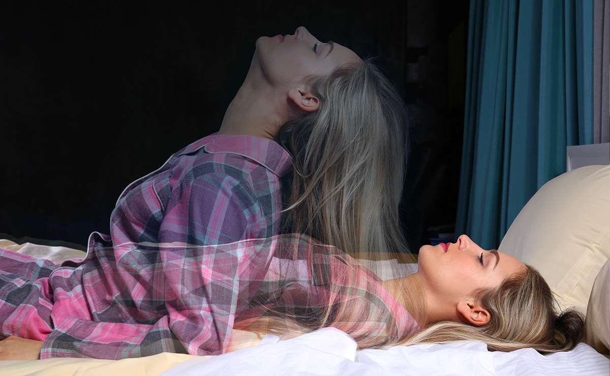 Donna a letto durante un episodio di paralisi del sonno