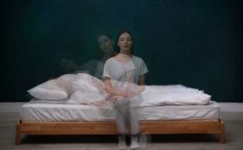 Donna seduta su un letto