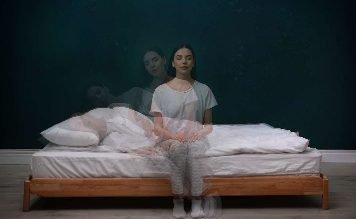 Donna seduta su un letto