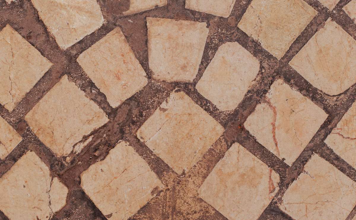 Dettaglio di pavimentazione per esterni con piastrelle in pietra chiara