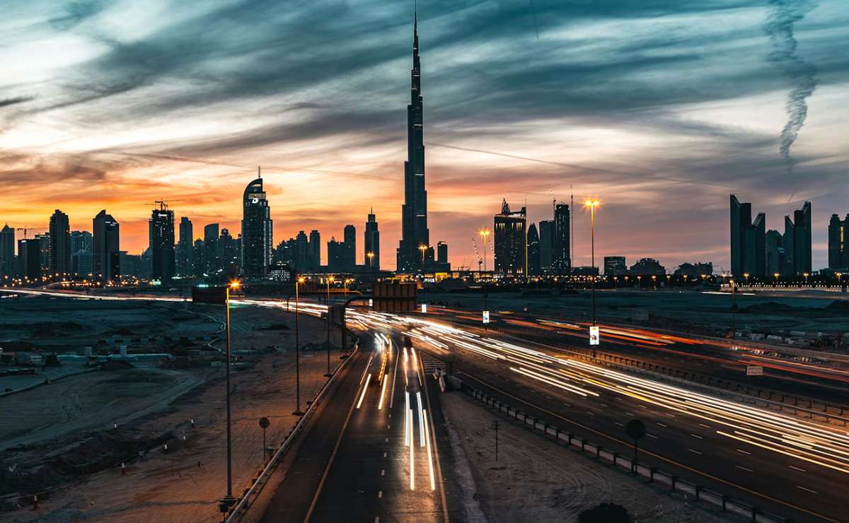 vista della città Abu Dhabi al tramonto