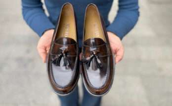 Mocassini donna in pelle lucida color marrone con nappine decorative