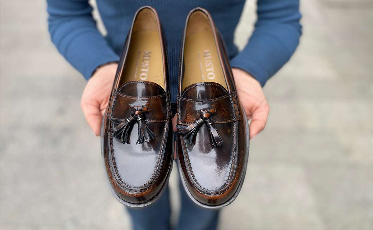 Mocassini donna in pelle lucida color marrone con nappine decorative