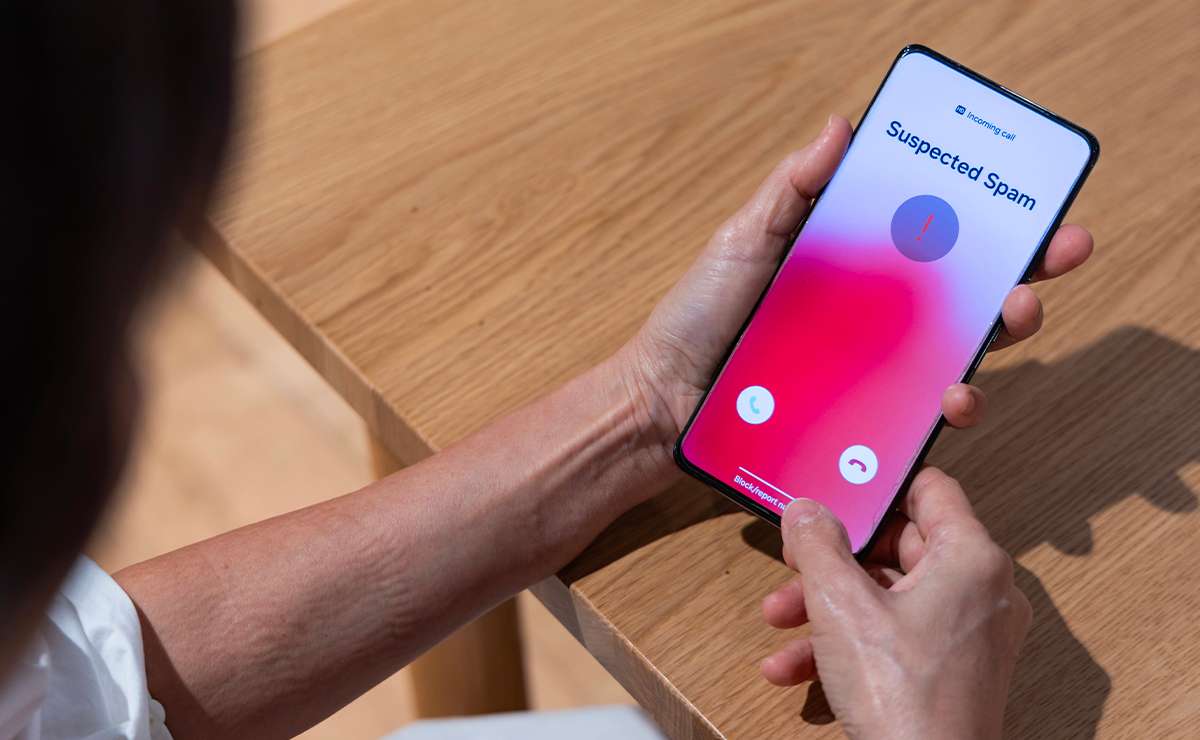 schermo telefono con chiamata da call center
