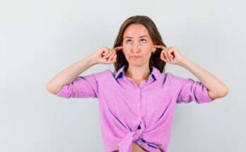 persona che si tocca le orecchie per un fischio improvviso