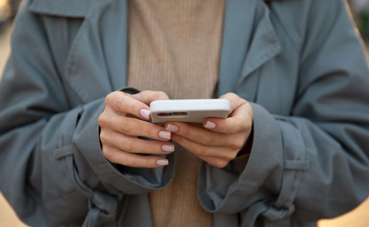 donna tiene in mano telefono cellulare