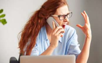 donna urla al telefono