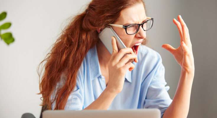 donna urla al telefono