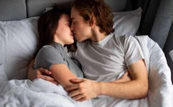 Coppia a letto in un momento di intimità