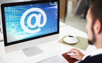 omo al computer consulta la posta elettronica