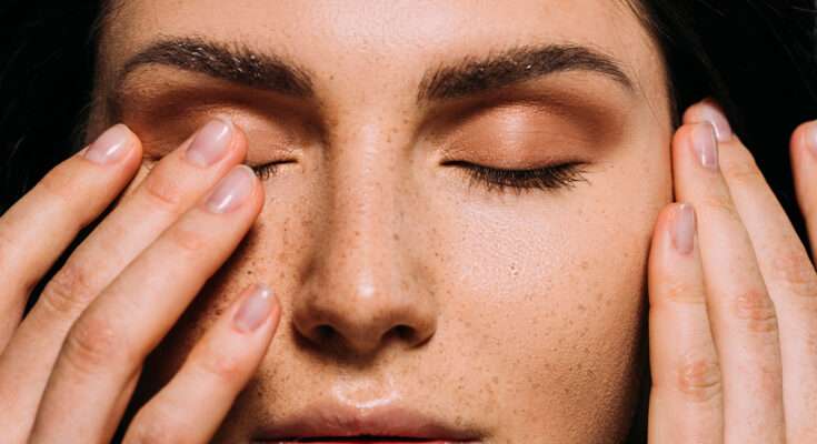 rsona che avverte un leggero tremore all’occhio mentre si tocca la zona della palpebra