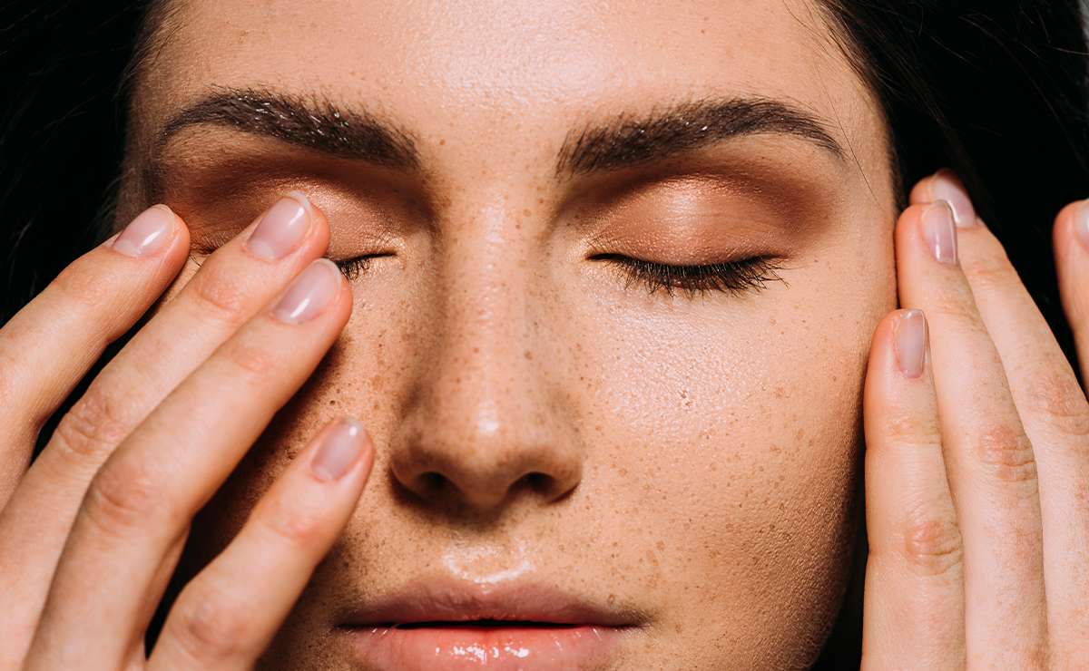 rsona che avverte un leggero tremore all’occhio mentre si tocca la zona della palpebra