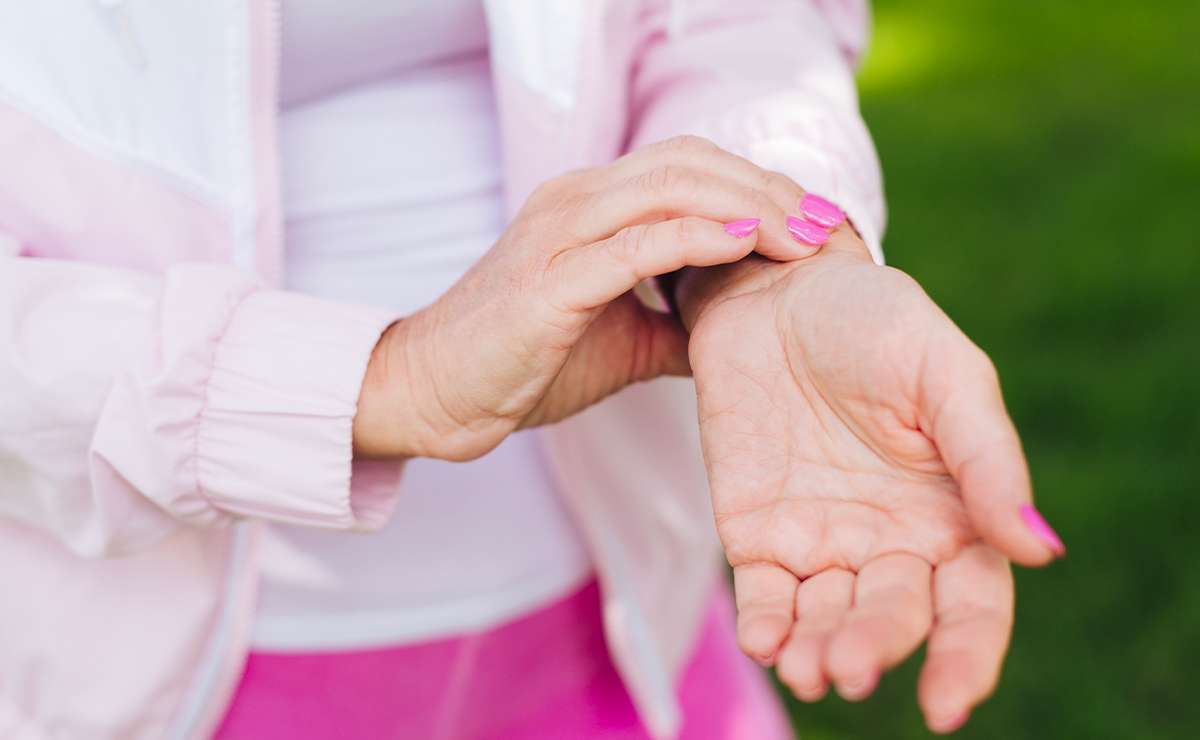 persona che si gratta il palmo della mano per formicolio